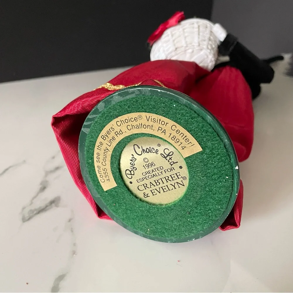 Holiday Shopper Woman with Big Hat - Crabtree & Evelyn Caroler - Byer's Choice